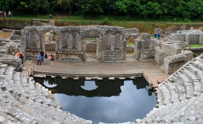 TURISTËT E HUAJ “ÇMENDEN” PAS BUTRINTIT/ “Vizitojeni… Është fantastik dhe… lirë”! (FOTO)