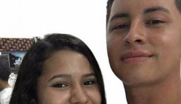 ÇIFTI POSTOI SELFIEN/ Njerëzit u tmerruan nga ajo që duket në sfond (FOTO)