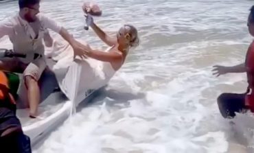 VIDEO QESHARAKE/ Po realizonte fotot e dasmës, nusja bie në ujë