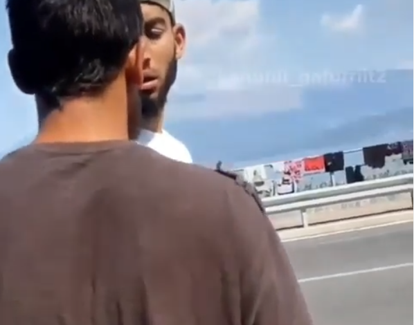 “SHAJE ME K**VË JO ME PU**ANË”/ “Sherri” midis dy të rinjve gati sa… Videoja që do ju SHKRIJË së qeshuri