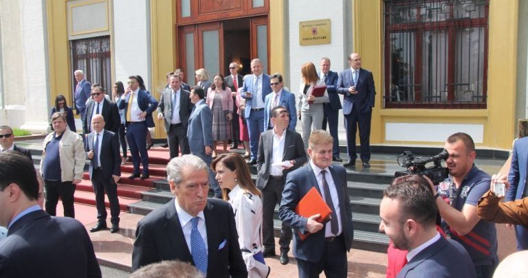 “MANDATET I JAPIM POR RROGAT I MARRIM”/ Ish-deputetët e PD-LSI 650 euro pagë mujore deri në 2022