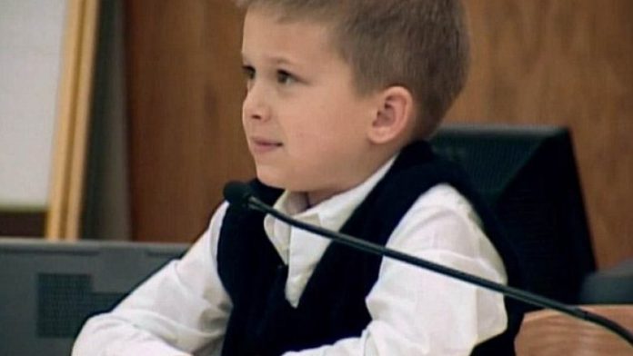 “KJO ËSHTË NËNA IME”/ Dëshmia e 7-vjeçarit çoi në burg të përjetshëm mamanë e tij! E pabesueshme arsyeja…