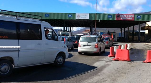 “FLUKS I JASHTËZAKONSHËM”/ Mbi 22 mijë kosovarë hyjnë në Shqipëri. Policia: Po kontrollojmë…