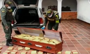 PAMJET E RRALLA/ Momenti kur policia kap 300 kg drogë të fshehura brenda një arkivoli