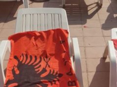 GAZETARI ÇMEND SERBËT/ Bën bashkë flamurin e tyre me atë kuqezi, shqiponja shkëlqen mes Beogradit (FOTO)