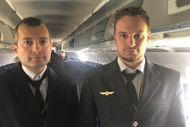 “HERONJ TË RUSISË”/ Putin nderon dy pilotët që ulën avionin në arën e mbjellë me misër