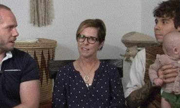 TRONDITËSE/ 61-vjeçarja sjell në jetë fëmijën e nipit të saj gay pas 10 vitesh në menopauz (FOTO)
