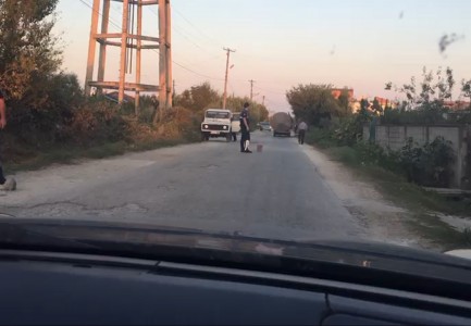 TMERROHEN PASAGJERËT NË FIER/ Një person ndalon autobusin e plazhit dhe nxjerr armën (VIDEO)