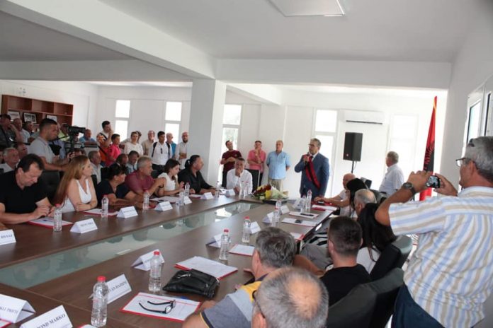 NGA BUQETA ME LULE TEK…/ Kryebashkiaku i Himarës betohet për mandatin e dytë (FOTOT)