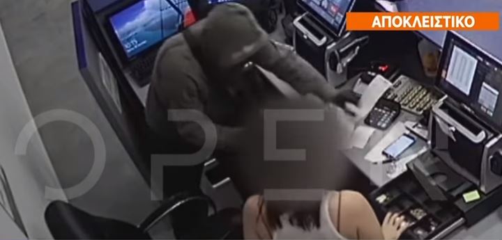 “MË DUHEN PARA PËR TË MBAJTUR FAMILJEN”/ Ja si shqiptari GRABITI dyqanin për 1 minutë (VIDEO)
