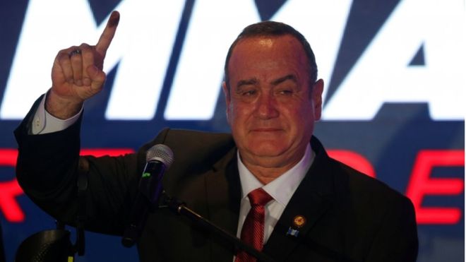 “NE DO TA NDËRTOJMË GUATEMALËN”/ Ish-drejtuesi i Burgjeve zgjidhet President pas 4 tentativave të dështuara