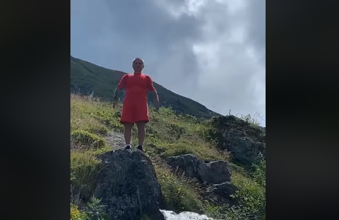 META BËN SHQIPONJËN NË MALE/ Qytetari: Problemi me ty nis nga “WC” e maces dhe… (FOTO)