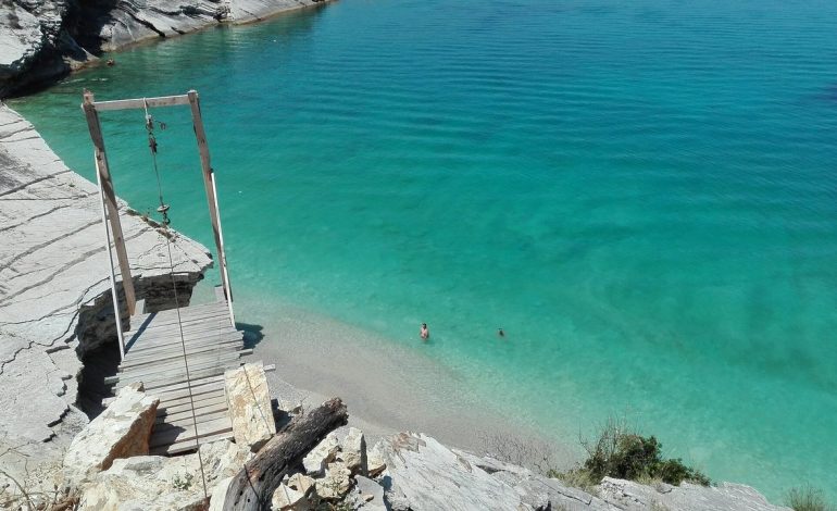 KOMENTET/ Turisti hungarez për plazhin e pasqyrave: Fenomenal! Shqiptarja: Mos i çoni fëmijët aty se… (FOTO)