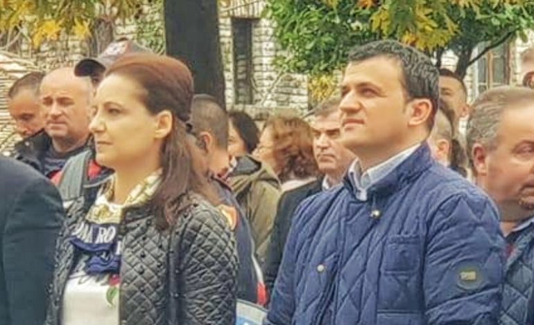 “210 MIJË LEKË NJË GROPË VARRI”/ Kryebashkiaku i ri i Gjirokastrës akuza Zamira Ramit: Ja kontratat që firmosi një ditë para largimit