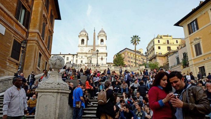 “GJOBË TURISTËVE…”/ Nëse konsumojnë ushqime në shkallët e Trinita’ dei Monti