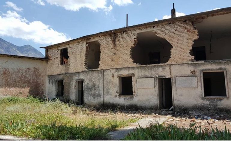 “PATI ZOT QË SHPËTOVA”/ Dëshmitë rrëqethëse për Kampin e Tepelenës (VIDEO)