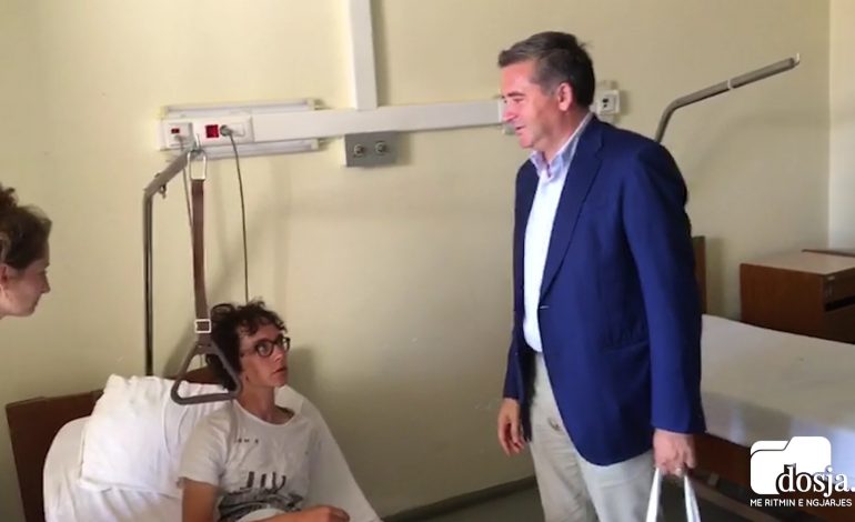 TURISTI POLAK THEU KËMBËN NË THETH/ Klosi i bën dhuratën e veçantë në spital (VIDEO)