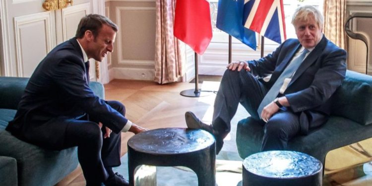 “ÇMENDET” KRYEMINISTRI BRITANIK/ Vendos këmbën mbi tavolinë në takimin me Macron