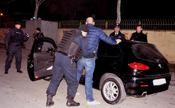 KËRCËNOI NJË PERSON DHE AI VRAU VETEN/ Policia kap laçianin në kërkim. I zbulohet se para pak ditësh…