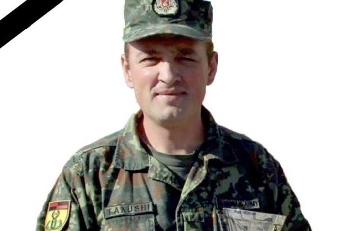 VDIQ NGA SHPËRTHIMI NË LETONI/ Polonia nderon me medalje bronzi ushtarake majorin Klodian Tanushi