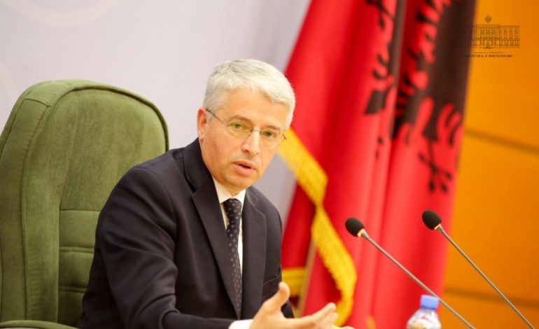 “SANDËR LLESHAJ NUK U PËRKET FARËS SUAJ”/ Ministri i Brendshëm u përgjigjet akuzave të PD: Vuajnë një krizë të thellë