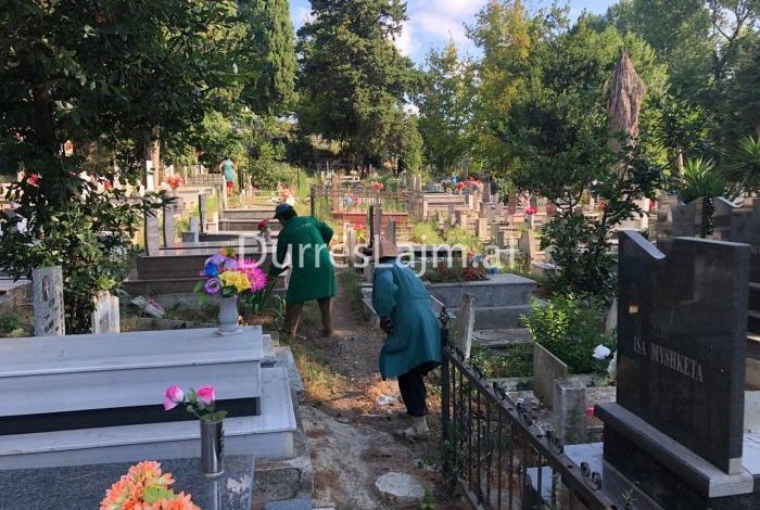 NUK KA PUSHIM PËR BASHKINË E DURRËSIT/ Aksion për pastrimin e varrezave (FOTO)