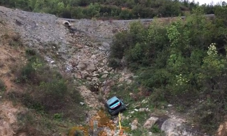 FOURISTRADA BIE 30 METRA NË GREMINË/ Ja si shpëtuan mrekullisht 9 turistët polakë në Ishëm (VIDEO)