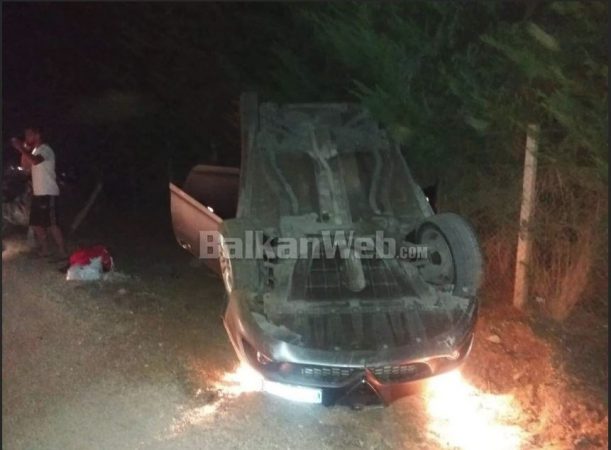 “SHPEJTËSIA E LARTË”/ Përmbyset makina që drejtohej nga italiani (FOTO)
