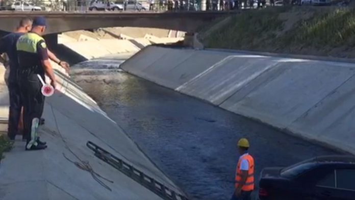 NUK I MBAJTËN FRENAT/ Makina përfundon në lumin e Gjanicës