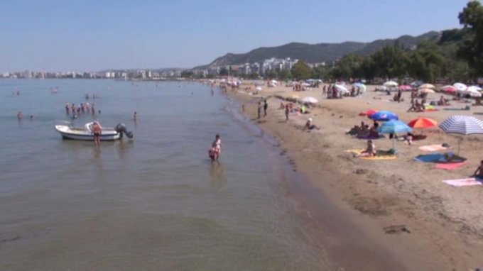 HUMB JETËN 3-VJEÇARI NË PLAZHIN E DURRËSIT/ Iu largua prindërve dhe u fut në det, por…
