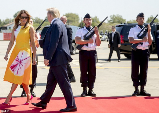 FOTOLAJM/ Ushtarët francez s’mund t’i mbajnë sytë larg Melania Trumpit