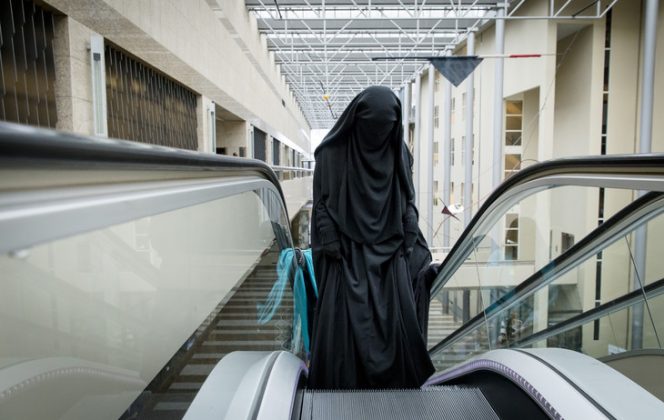 NË VENDET PUBLIKE/ Holanda ndalon mbajtjen e burkas