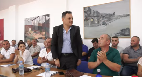 LSI “HEQ DORË” NGA BULQIZA/ Damzi i dorëzon detyrën dhe shtrëngon duart me socialistin (VIDEO)