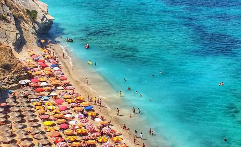 SI NË ISHUJT E MALDIVES/ Plazhi i Pasqyrës në Sarandë, një mrekulli që duhet vizituar (FOTO)