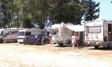 PUSHIMET NË RULOT/ Turistë të huaj dhe shqiptarë zgjedhin makinat e kampingut