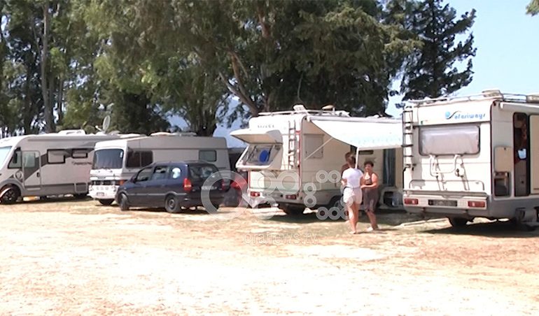 PUSHIMET NË RULOT/ Turistë të huaj dhe shqiptarë zgjedhin makinat e kampingut