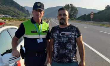 HISTORIA E DITËS/ Mbeti në “Rrugën e Kombit”, polici ndihmon familjen kosovare