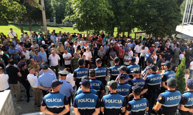 “NUK DO TI LËMË ZYRAT”/ Si dështoi opozita në dy testet e para për bllokimin e bashkive