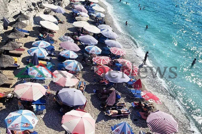 TË GJITHË ATY/ Photo of the day. Plazhi i Pulëbardhës rekord pushuesish, krahasuar…