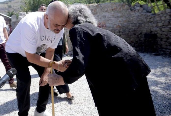 PASI I SIGUROI PËR SHTËPITË E REJA/ Rama BATUTA me banorët e Floqit: E kam shtëpinë BLU…