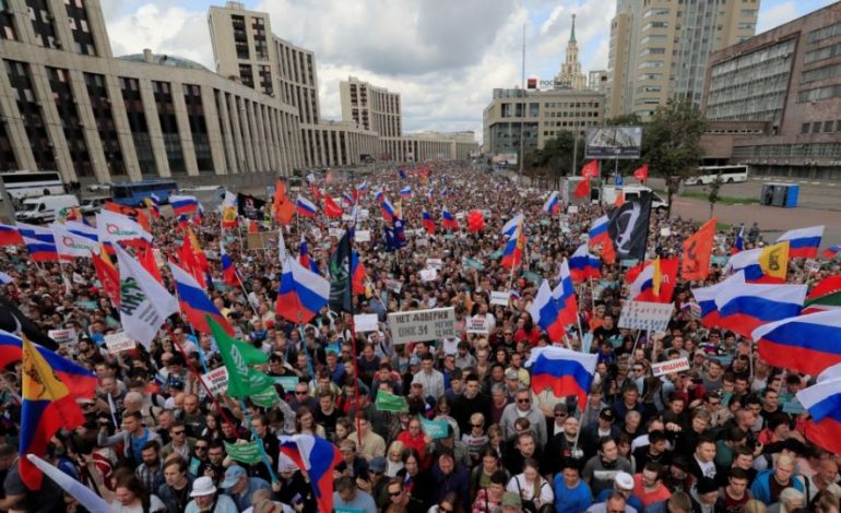 “QENDRON PAS PROTESTAVE…”/ Parlamenti rus akuzon SHBA-në për ndërhyrje politike
