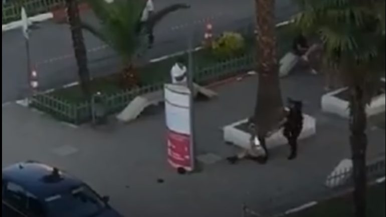 PAMJE TË RËNDA/ Grushta, shqelma. Burri rreth brutalisht gruan në mes të Tiranës (VIDEO)