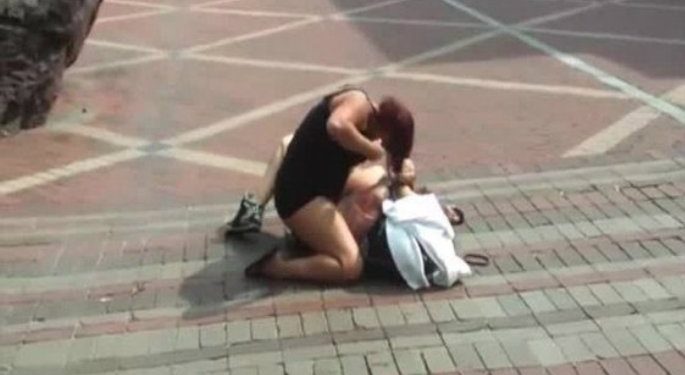 “PLAS” SHERRI NË MYKONOS/ Dy femra përleshen keq në publik (VIDEO)