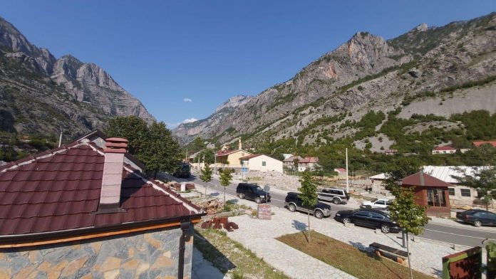 KONSOLIDIMI I TURIZMIT NË ALPE/ Vijon rehabilitimi i qendrës së Tamarës dhe rrugës Vermosh-Doganë (FOTO)