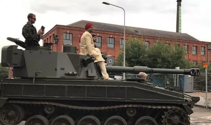 BEFASON DHËNDRI/ Shkon në dasëm me… tank (FOTO)
