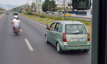 FOTOLAJM/ “Me këmbë përpjetë” në autostradën rruga Tiranë-Durrës