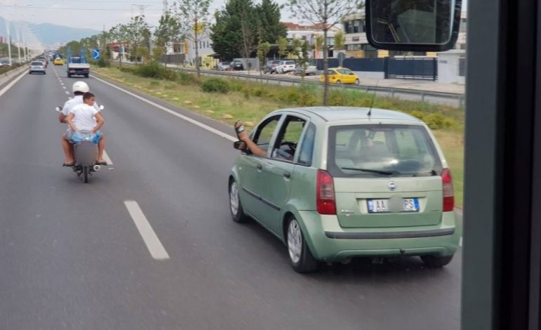FOTOLAJM/ “Me këmbë përpjetë” në autostradën rruga Tiranë-Durrës
