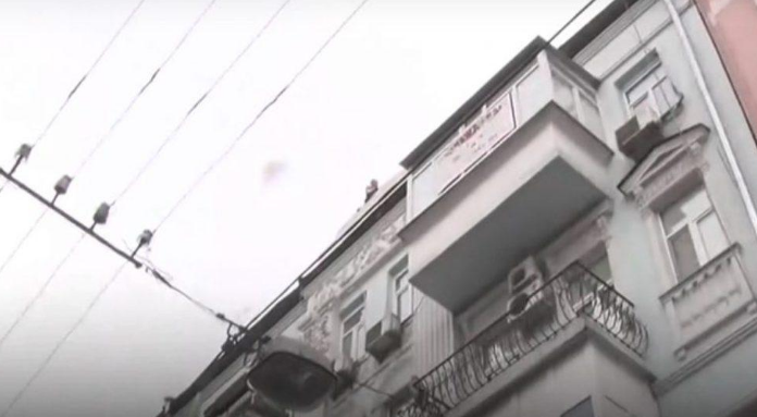 TRONDITËSE NË VLORË/ Gruaja tenton të HIDHET nga pallati, ja çfarë bën burri (VIDEO)