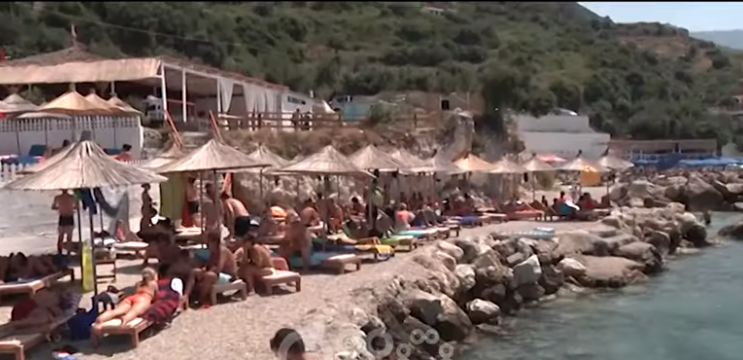 FUNDJAVA RELAKSUESE/ Fluks turistësh në plazhet e Vlorës (VIDEO)
