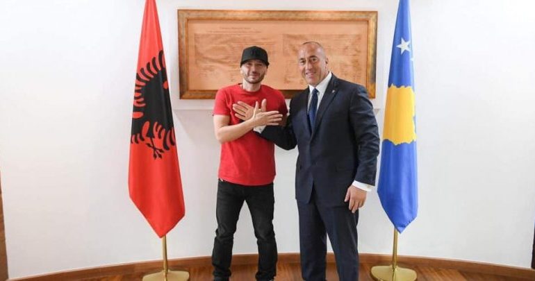 I VESHUR KUQ E ZI/ Unikkatili bën shqiponjën me Haradinaj (FOTO)